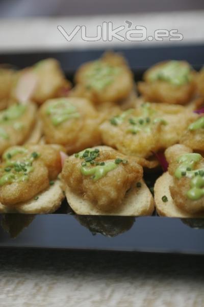 Tosta de merluza con mayonesa de cebollino