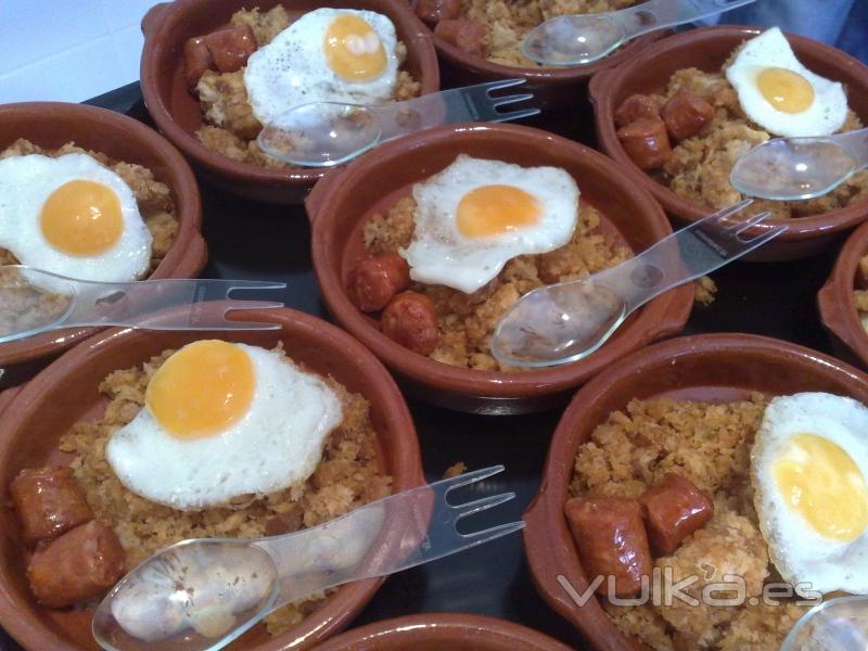 Cazuelitas de migas de pastor con chistorra