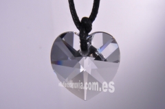 Original regalo de boda compuesto por un colgante en talla corazon