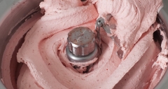 Mantecación artesanal del helado, producción natural.