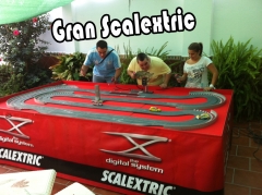 Gran Scalextric. Ideal para niños, jóvenes y adultos.
