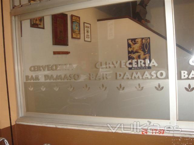 Cristal rotulado con vinilo ácido