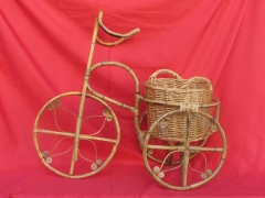 Triciclo hecho en bambú.