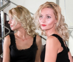 Media melena en rubio claro con multiples matices y maquillaje realizado por lola