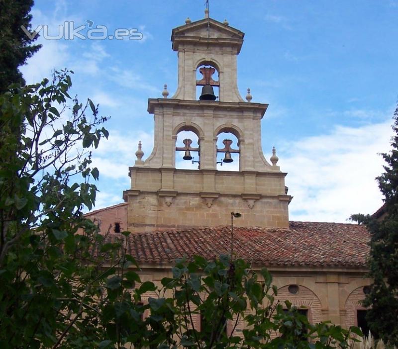 Monasterio de Cañas.Campanario espadaña reconstruido por completo en piedra natural.