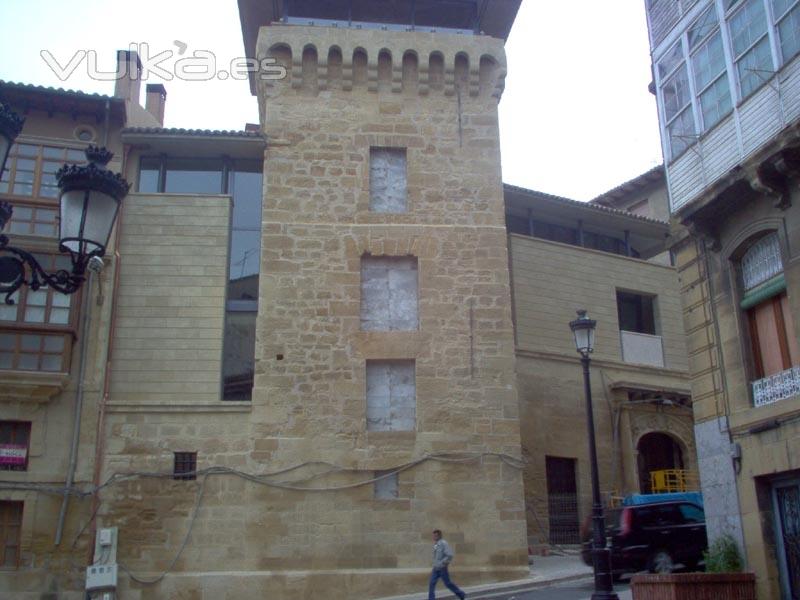 Torreon de Haro. Vista general del edificio tras su restauracion, con los matacanes reconstruidos
