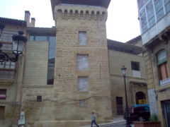 Torreon de haro vista general del edificio tras su restauracion, con los matacanes reconstruidos