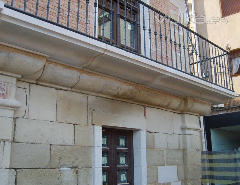 Ayuntamiento Los Arcos. Reconstruccion del balcon que preside la fachada principal del edifico