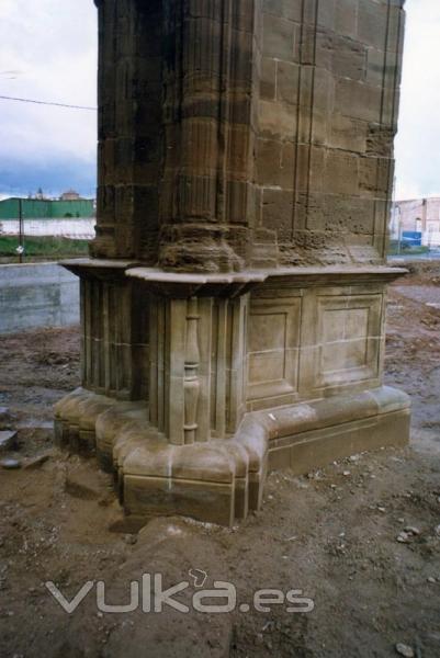 Crucero de Calahorra. Detalle reconstruccion de basas de contrafuertes