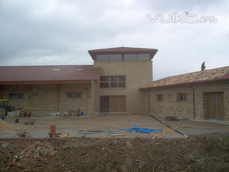 Bodega Castillo de Cuzcurrita. Revestimiento de piedra de nuevas instalaciones.