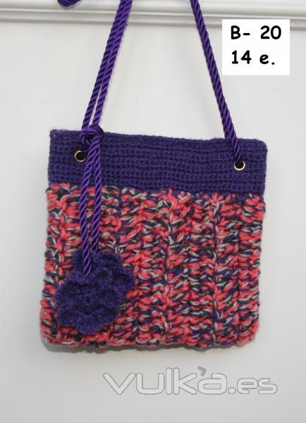 Bolso de estilo casual; Tejido en crochet a mano con lanas naturales; Cierre e iman y asa en hilo de