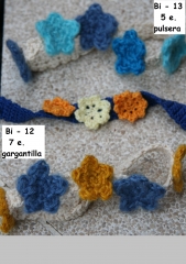 Gargantilla y pulsera de crochet hecho a mano en lana natural con aplicacion de pequenas florecitas