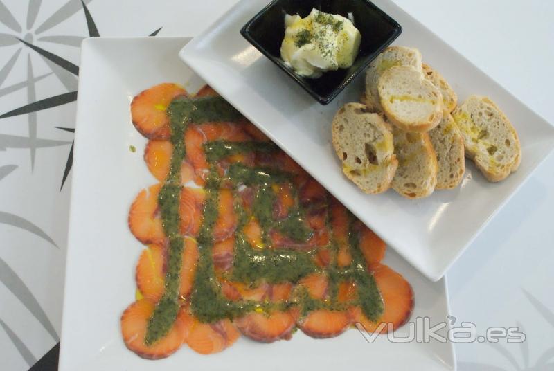 Carpacho de salmón con vinagreta de eneldo y mostaza de Dijon