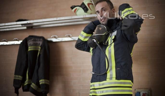 Ropa de trabajo para bomberos confeccionada con materiales ignfugos.