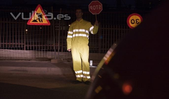 Ropa de trabajo de alta visibilidad para trabajos de sealizacin en carretera.