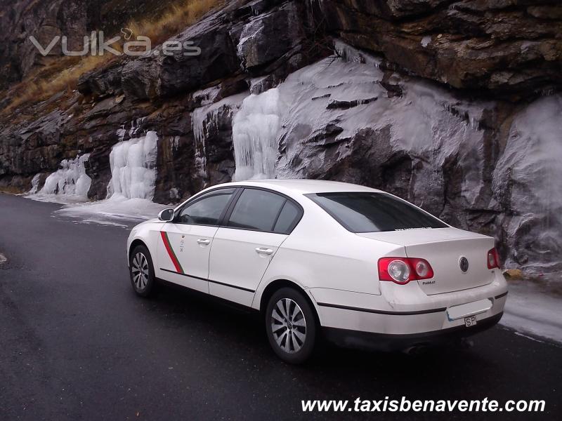 Taxi de Benavente (Zamora) en la N502 kilómetro 42 en La Cueva del Maragato provincia de Avila    o