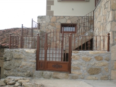 Conjunto de puertas y barandillas de forja , diseno y realizacion propios