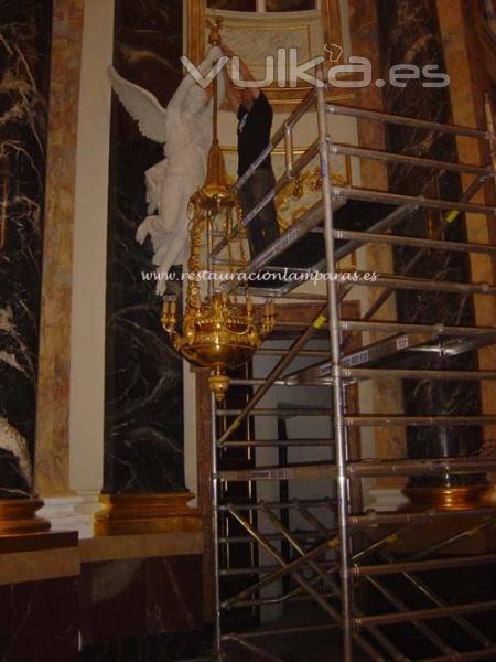 LImpieza y restauracion lámparas capilla del Palacion Real de Madrid