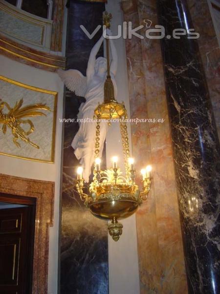 LImpieza y restauracion lmparas capilla del Palacion Real de Madrid