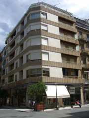 Vista general de restauracion de fachada de edificio privado
