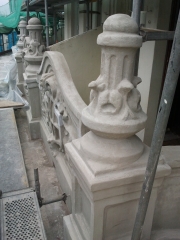 Detalle restauracin de coronacin de fachada de edificio privado