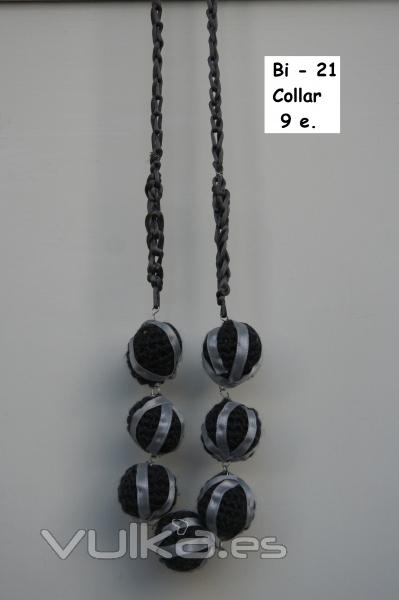Collar realizado con bolas de lana hechas a ganchillo y decoradas con cinta de seda.  Colores.