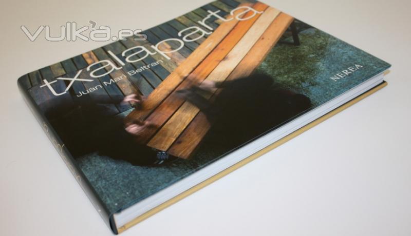 Diseño y realización del libro con CD y DVD Txalaparta, de Juan Mari Beltran. Bilingüe.