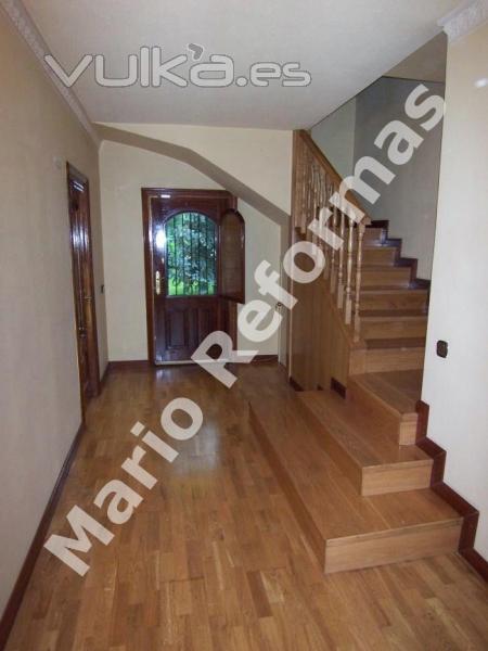 Escalera y barandilla de madera maciza