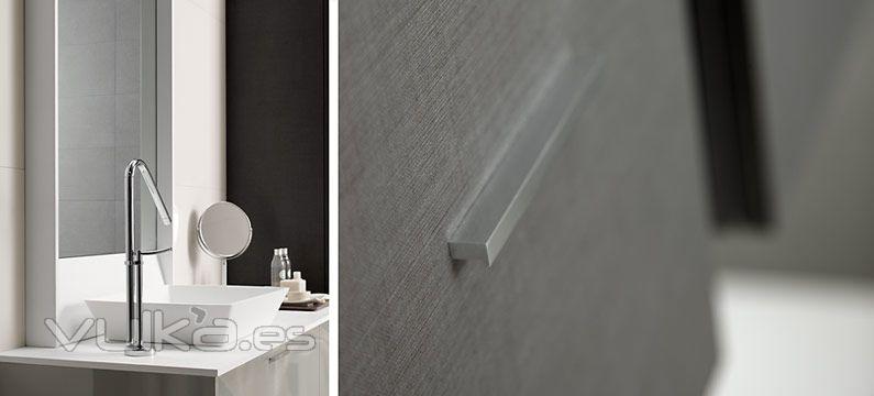 Detalle mobiliario de baño Dica modelo Vita gris medio brillo y lino ceniza