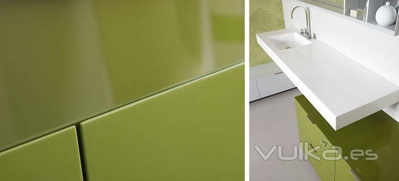 Detalle mobiliario de baño Dica modelo Lush Hiedra brillo y cemento