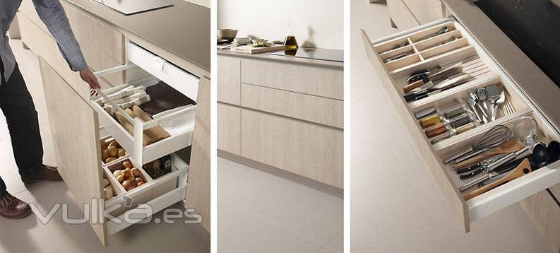 Detalle mobiliario de cocina Dica modelo Serie 45 roble tempo claro y porcelana