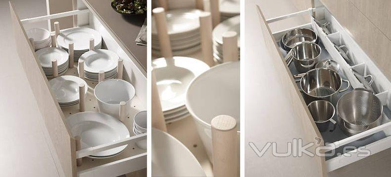 Detalle mobiliario de cocina Dica modelo Serie 45 roble tempo claro y porcelana