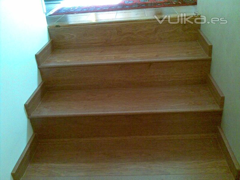 Forrado de escalera con parquet laminado