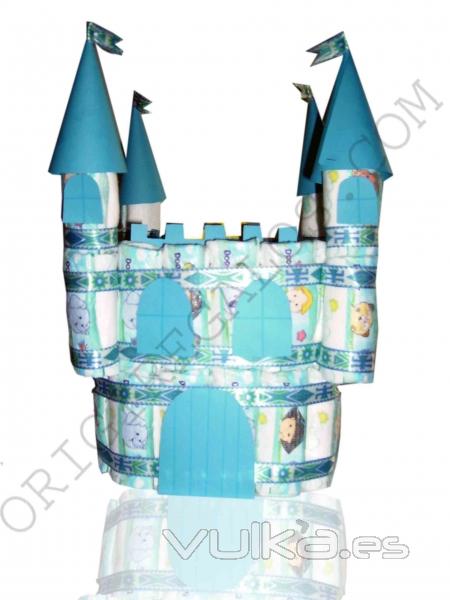 Monumental castillo hecho con pañales,en cuyo interior esconde otros productos para el bebé.26 EUR