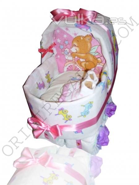 Preciosa cuna fabricada con paales y otros productos ideales para el recin nacido. 28EUR