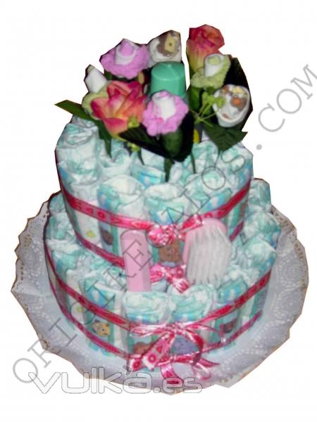 Deliciosa tarta confeccionada con pañales, productos de bebé y calcetines en forma de flor. 26EUR