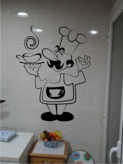 Chef con bigote llevando un consomé.