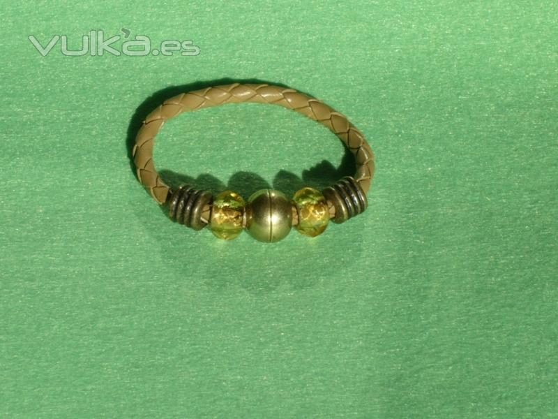 PULSERA DE CUERO TRENZADO CON CIERRE DE BOLA DE IMÁN