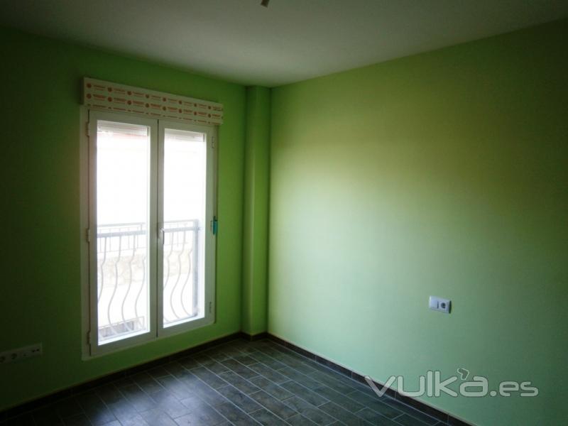 M18 OLIMPIA  Pared Verde y techo Blanco. Mate acrlico lavable, interior-exterior. Gran blancura y f