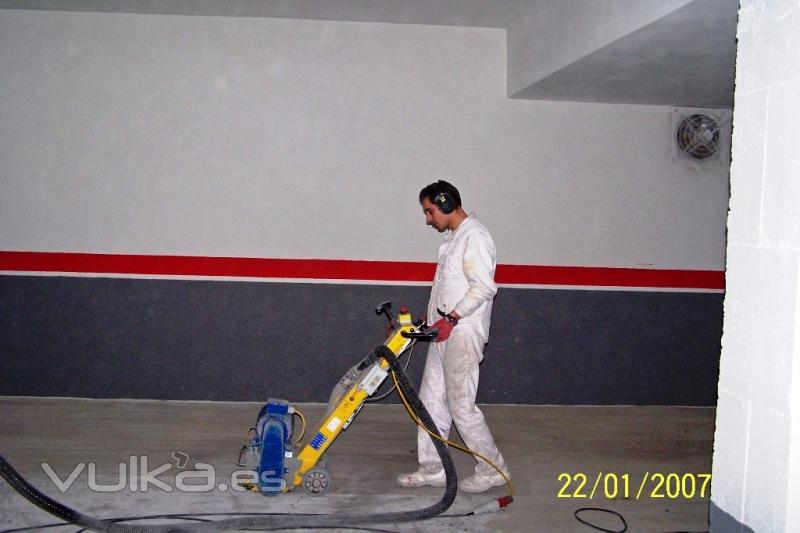 FRESADO DE SUELO  Se realiza para eliminar la pintura y manchas que puedan tener el suelo para el bu