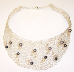 Collar/gargantilla en hilo de plata tejido a mano y perlas cultivadas