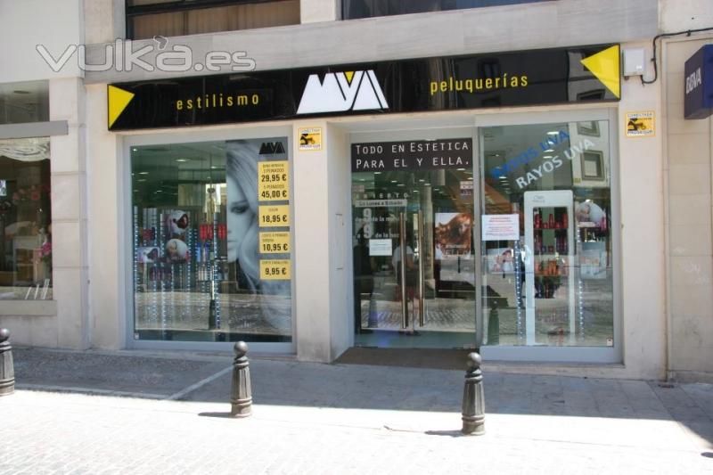 Fachada de la peluquera vista desde la Plaza de Andaluca