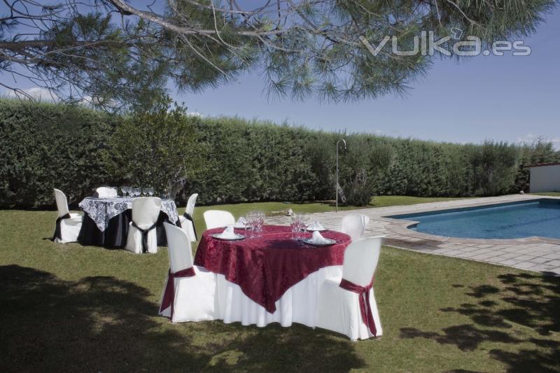 Montaje de mesas con vistas a piscina