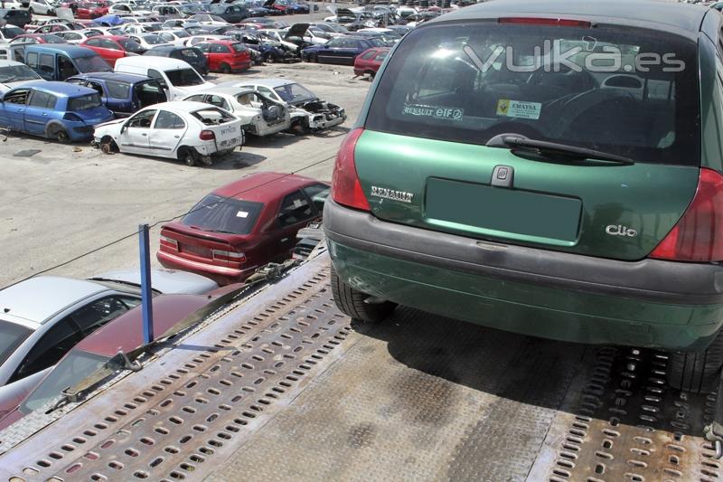 Transporte de coches hasta nuestro Centro de Reciclado.