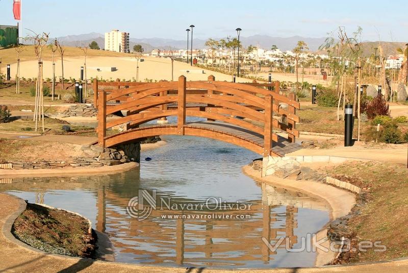 Puente curvo de madera para exteriores