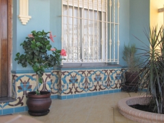 Decoracion con azulejos en patio exterior