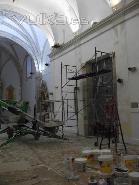 pintando la iglesia