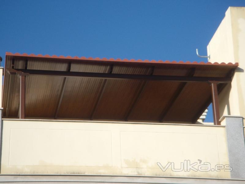 PERGOLA ALUMINIO CON PANEL TEJA