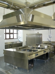 Cocina central con sistema de extracción, todo acero inoxidable
