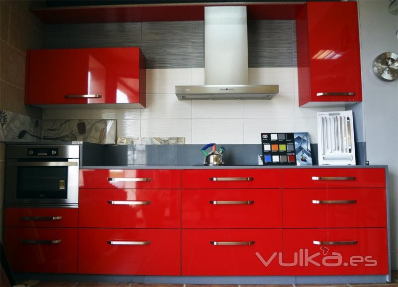 Cocina roja brillo, gran almacenaje inferior con mueble de 80cm de alto